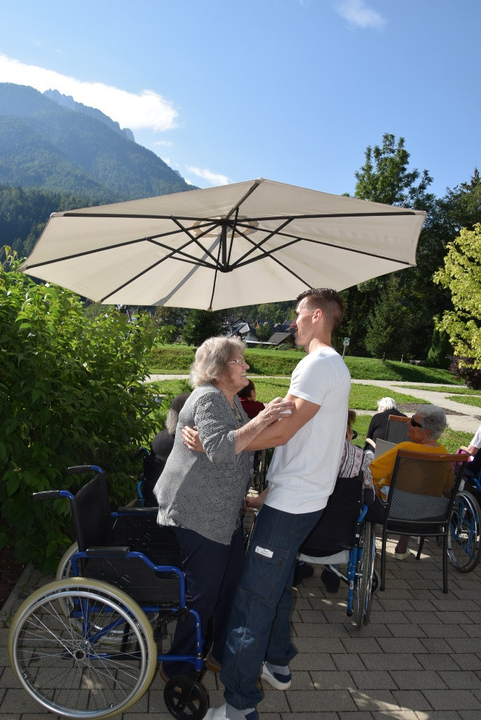 Nastop folklorne skupine Bled