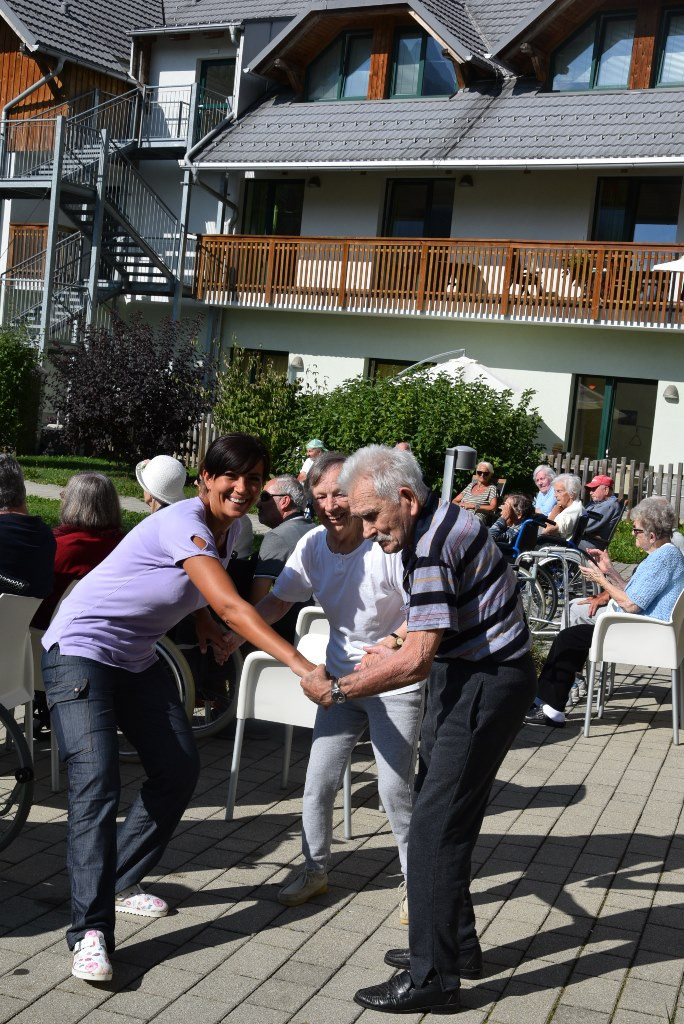 Nastop folklorne skupine Bled