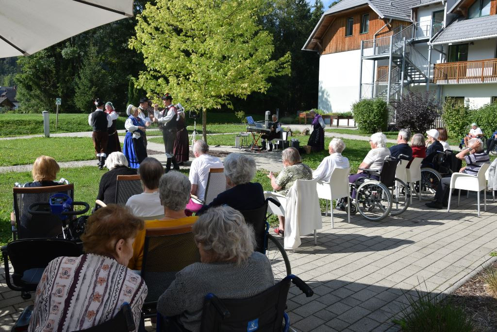 Nastop folklorne skupine Bled