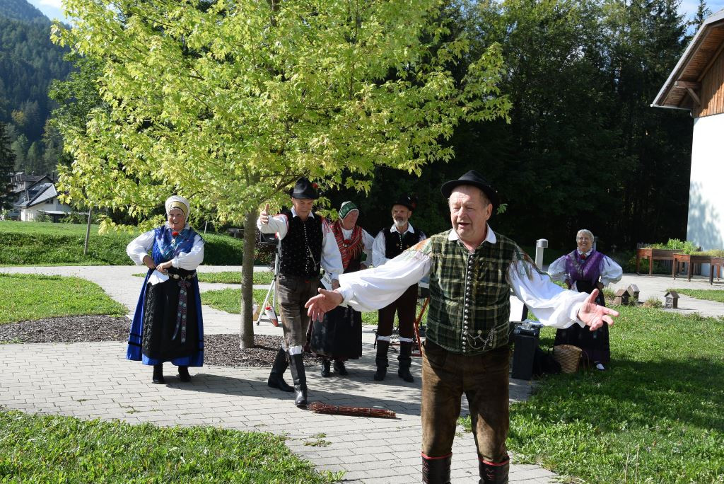 Nastop folklorne skupine Bled