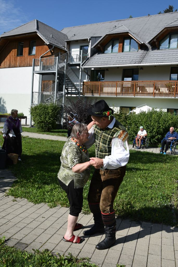 Nastop folklorne skupine Bled