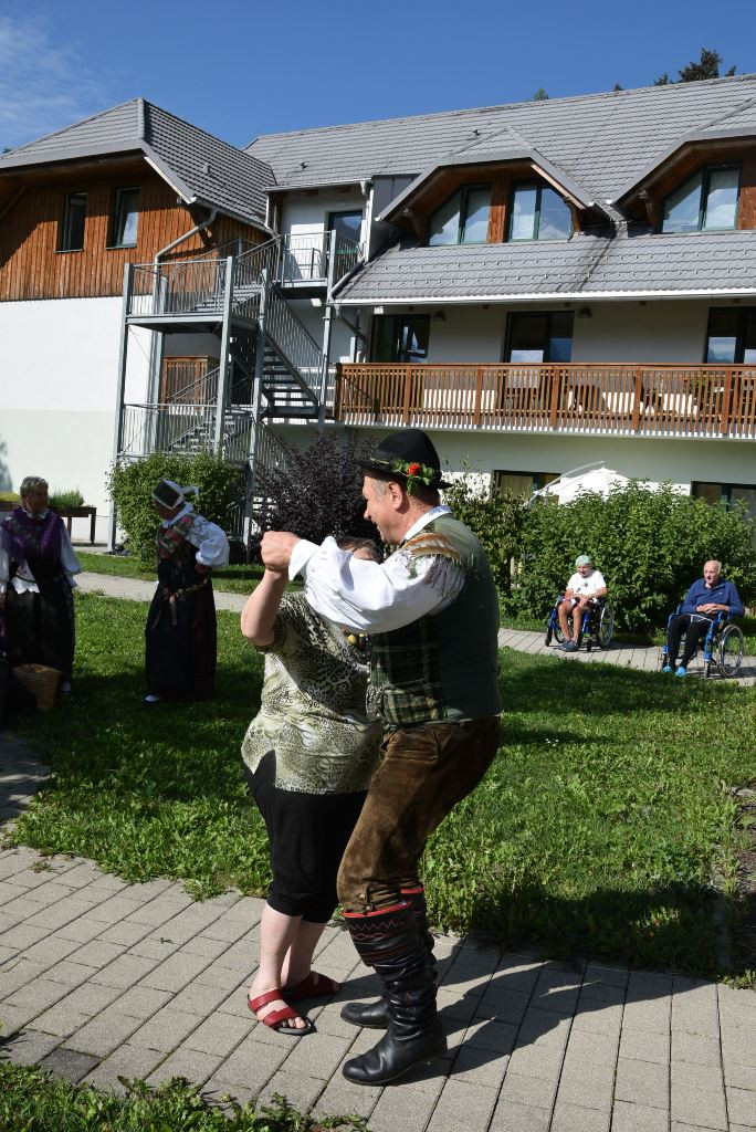 Nastop folklorne skupine Bled