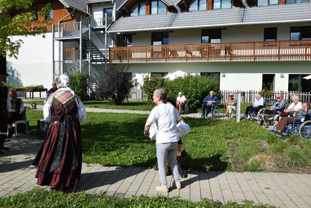 Nastop folklorne skupine Bled