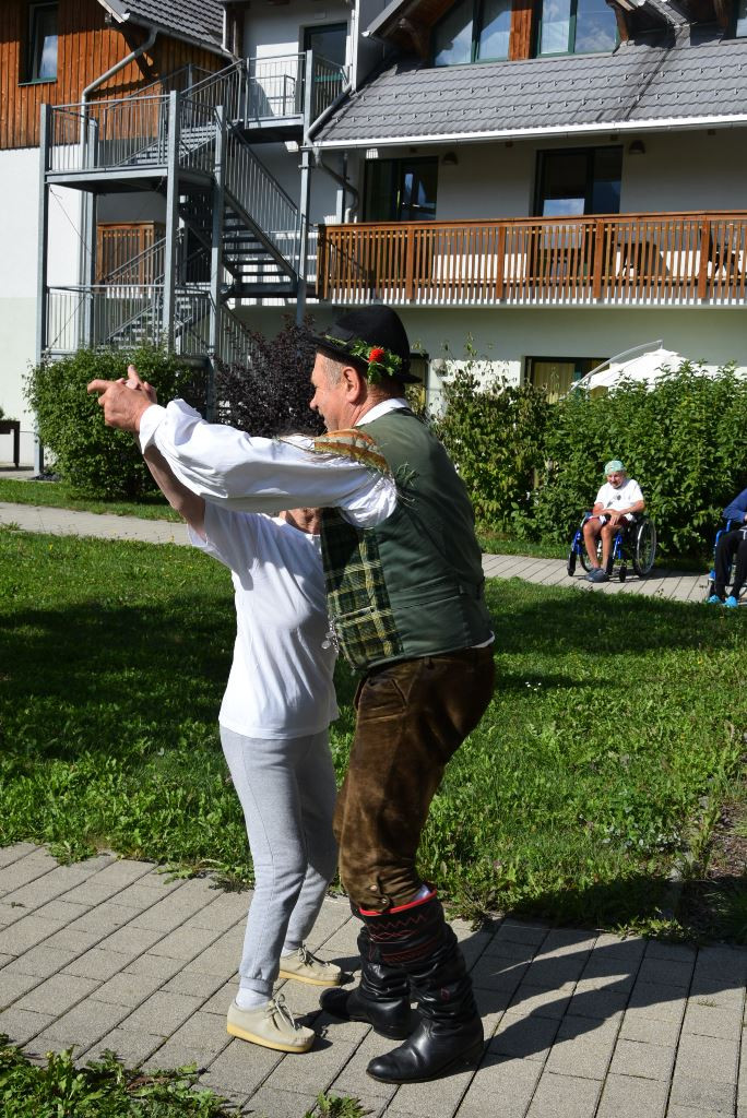 Nastop folklorne skupine Bled