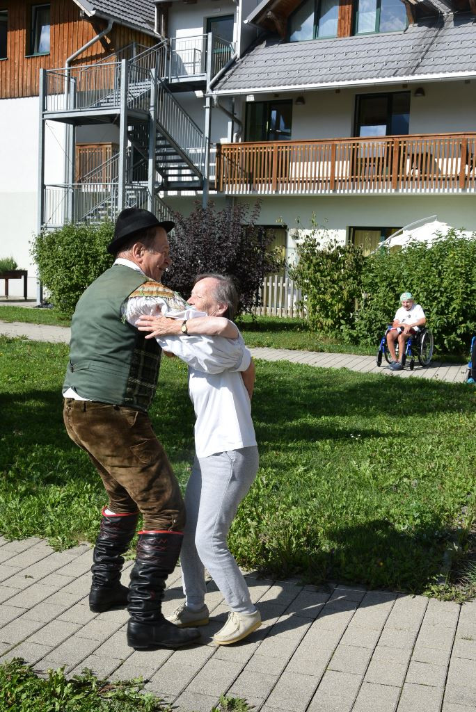 Nastop folklorne skupine Bled