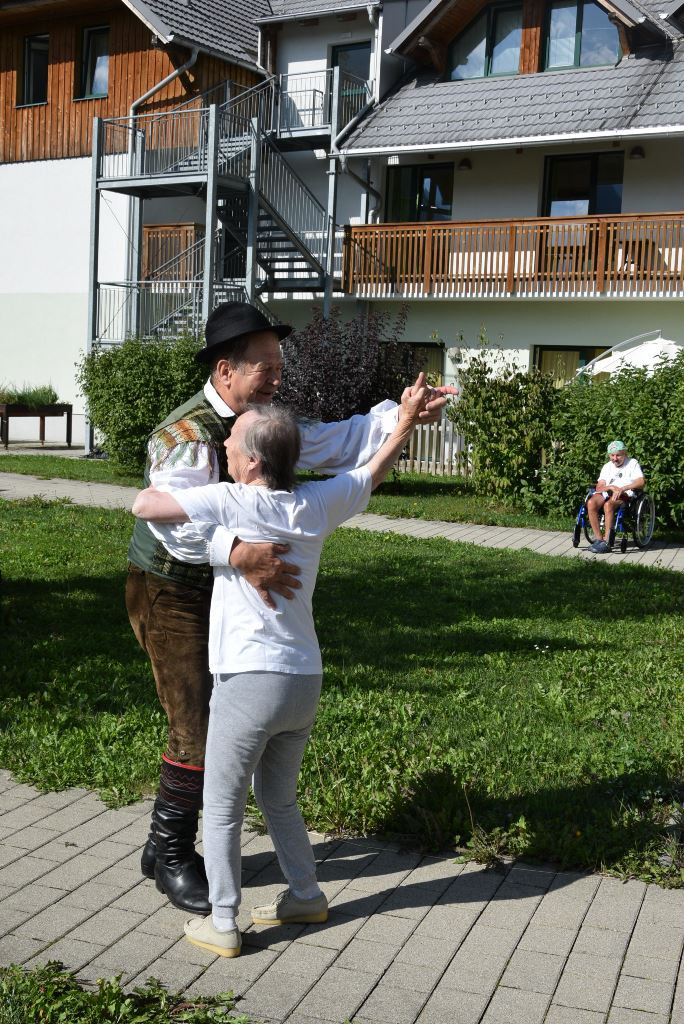 Nastop folklorne skupine Bled