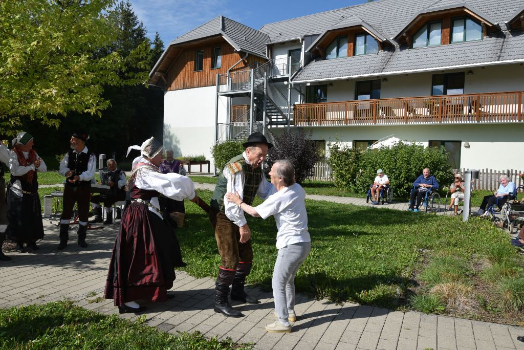 Nastop folklorne skupine Bled