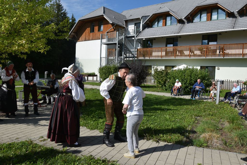 Nastop folklorne skupine Bled