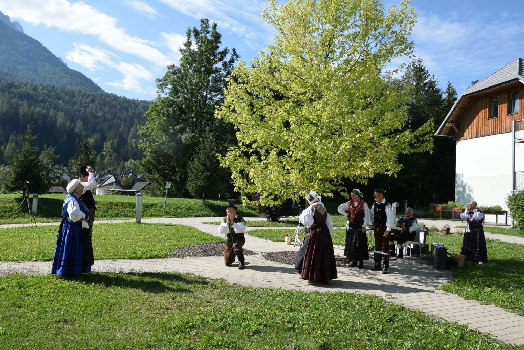 Nastop folklorne skupine Bled