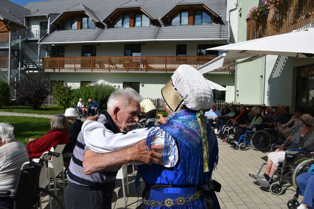 Nastop folklorne skupine Bled