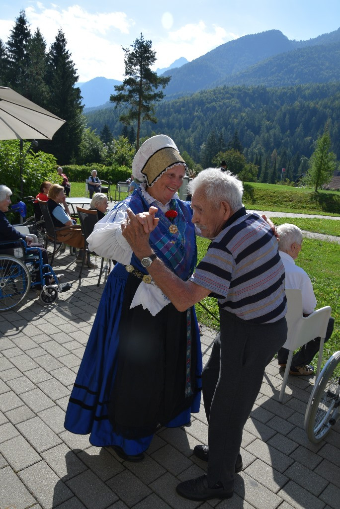 Nastop folklorne skupine Bled