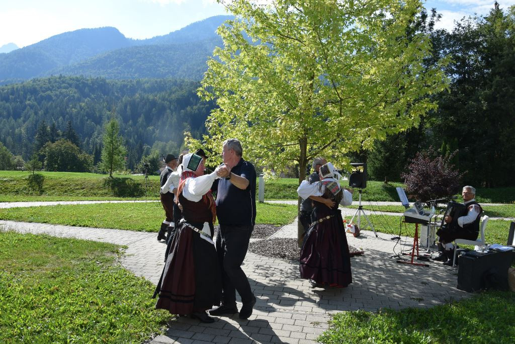 Nastop folklorne skupine Bled