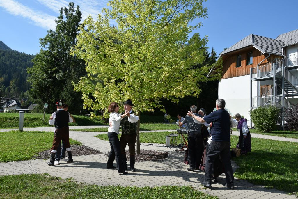 Nastop folklorne skupine Bled