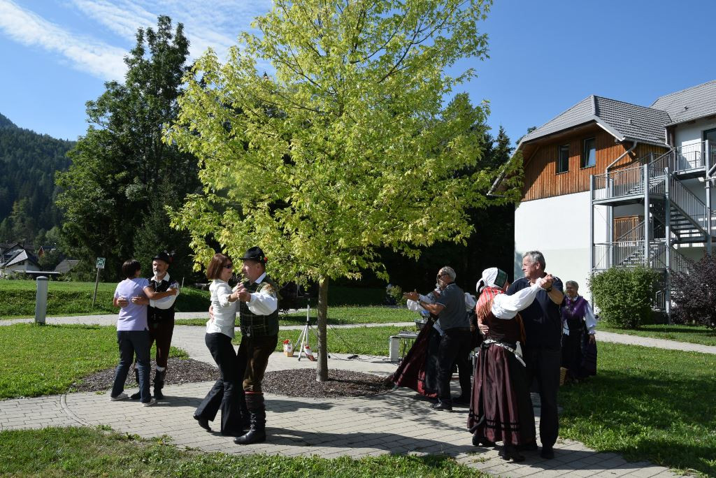 Nastop folklorne skupine Bled