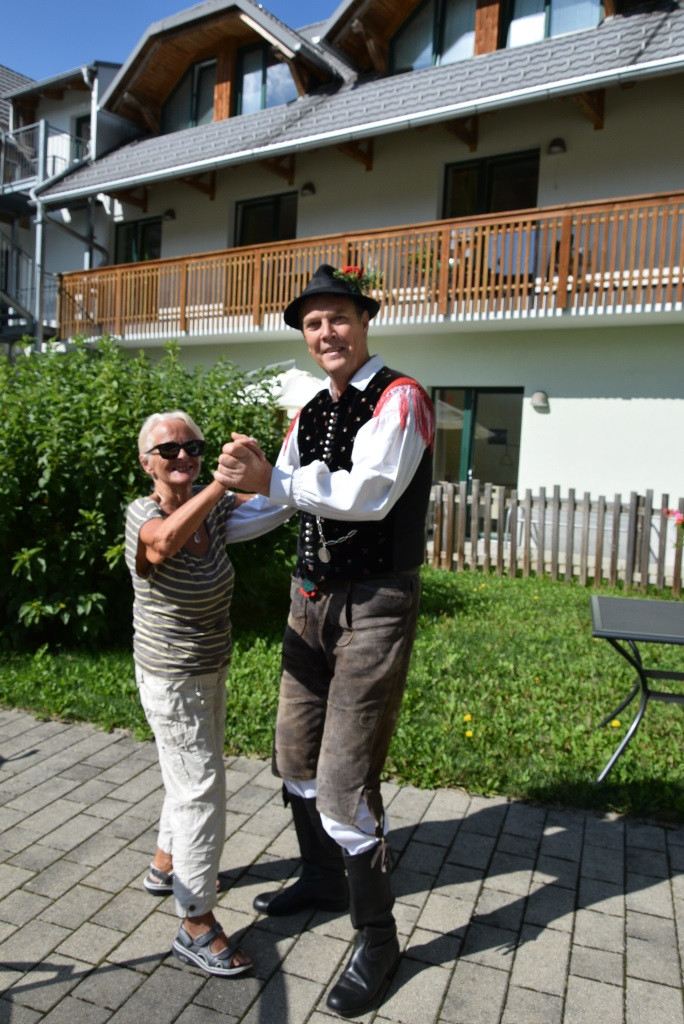 Nastop folklorne skupine Bled