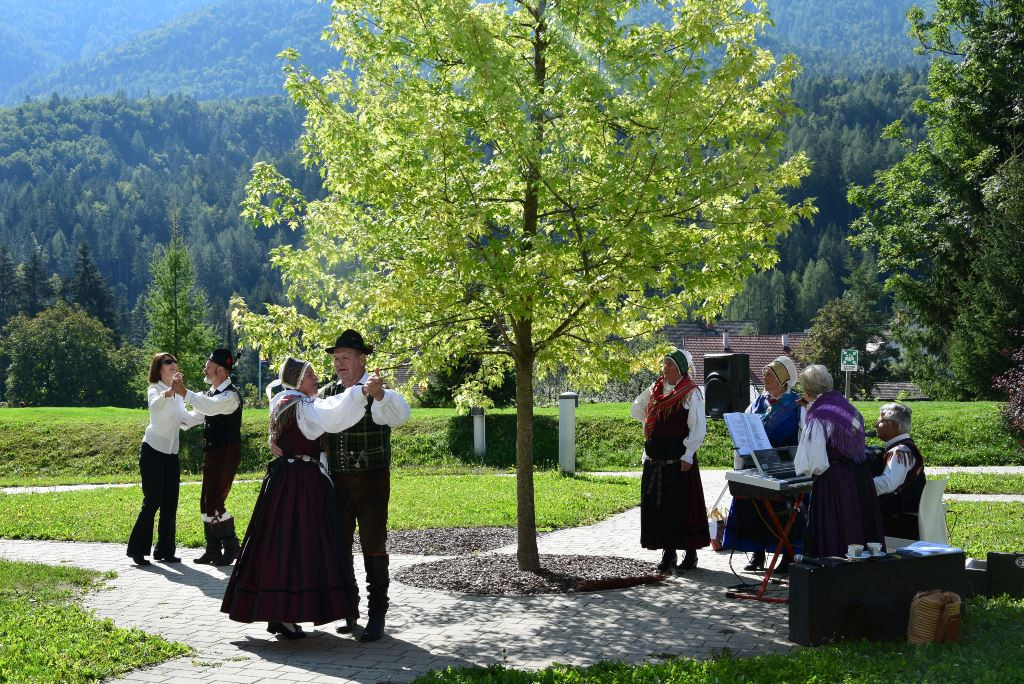 Nastop folklorne skupine Bled