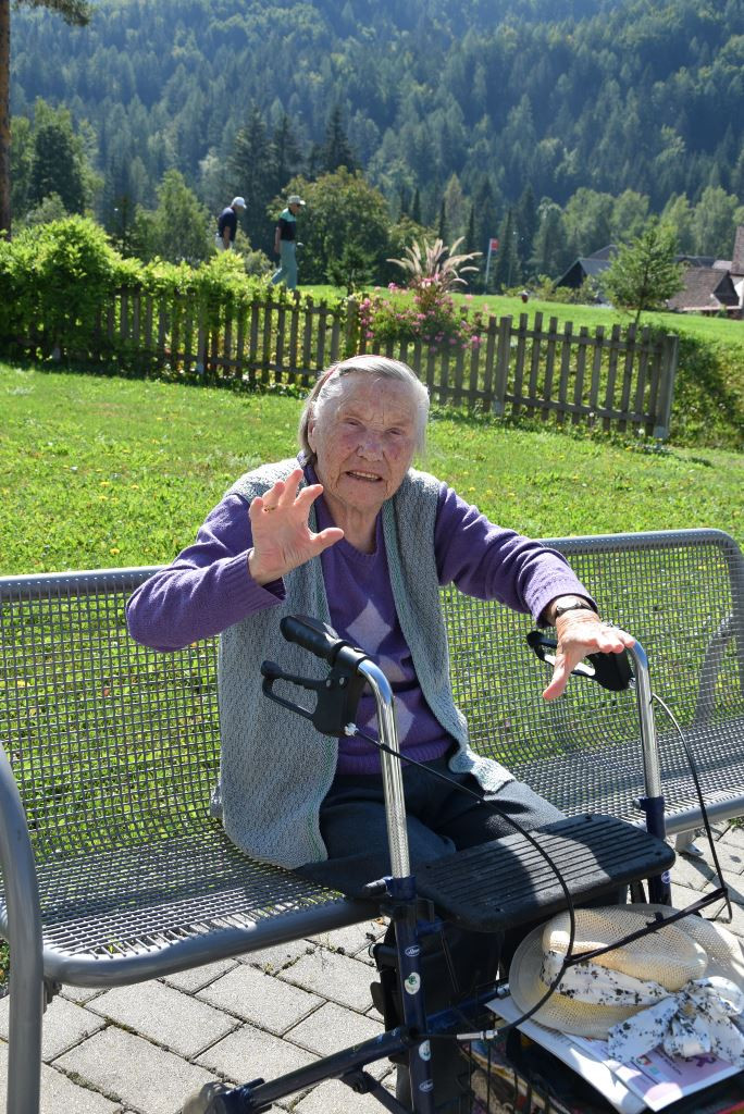 Nastop folklorne skupine Bled