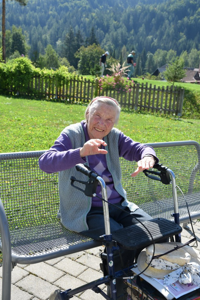 Nastop folklorne skupine Bled