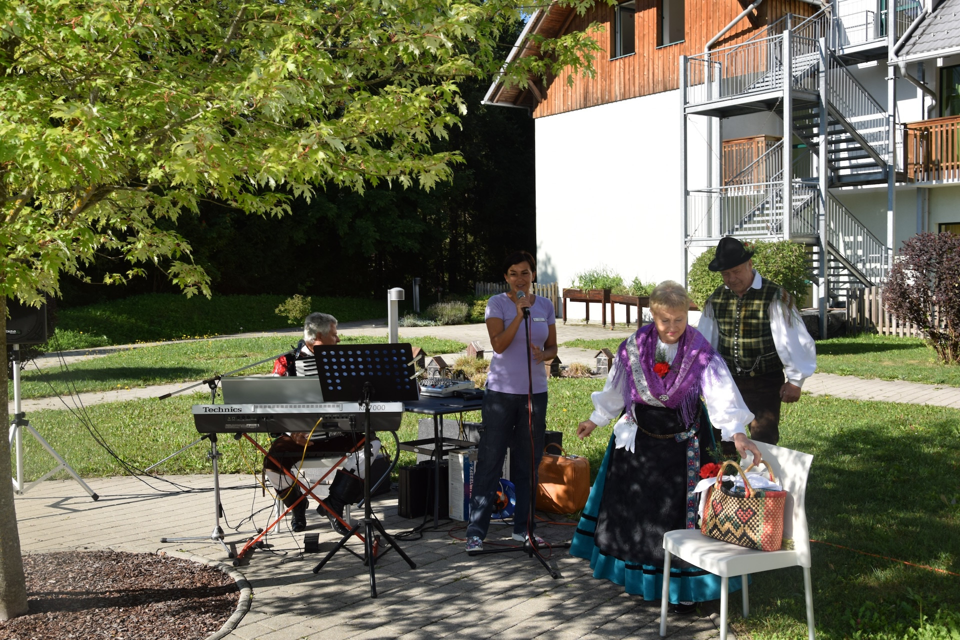 Nastop folklorne skupine Bled