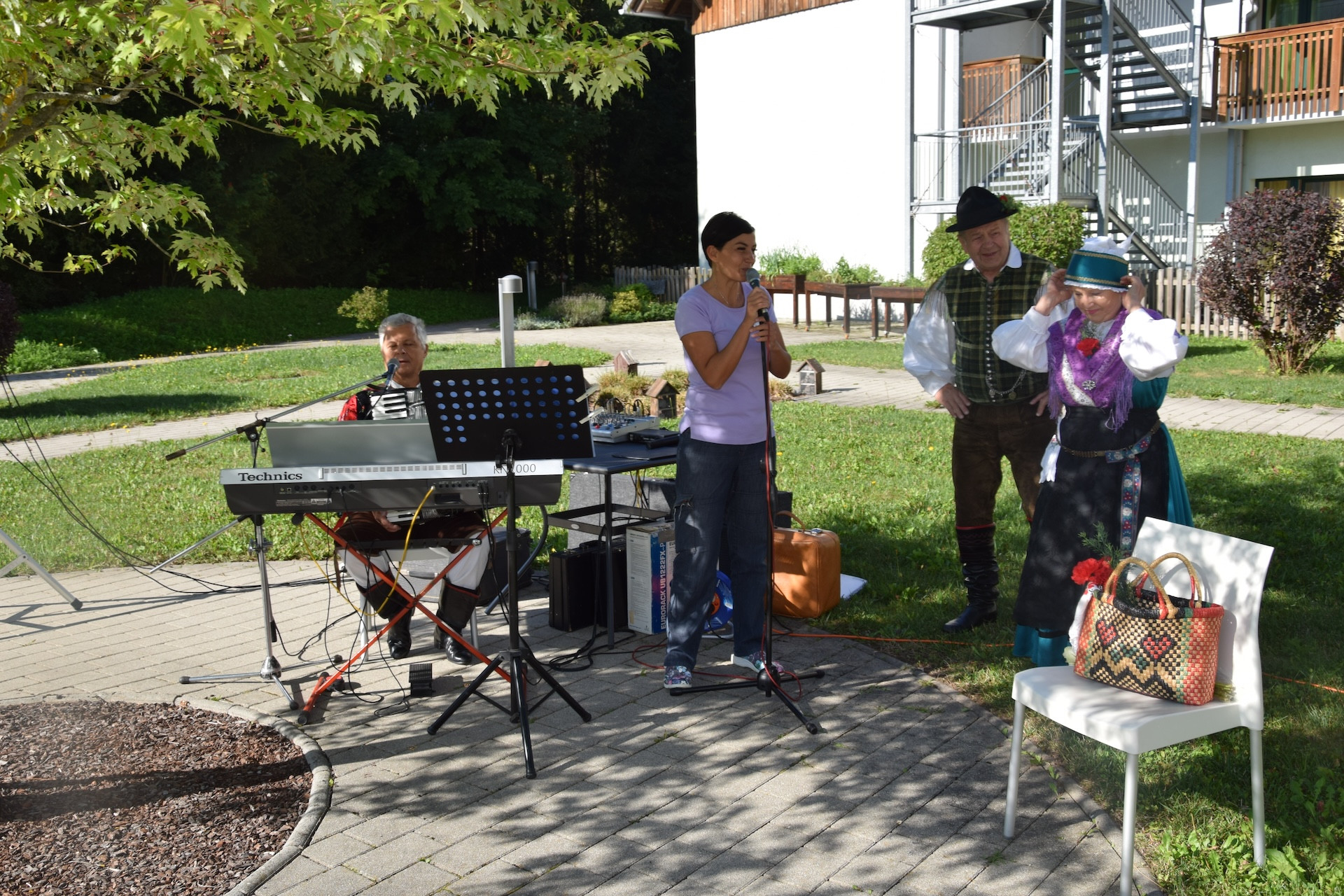 Nastop folklorne skupine Bled