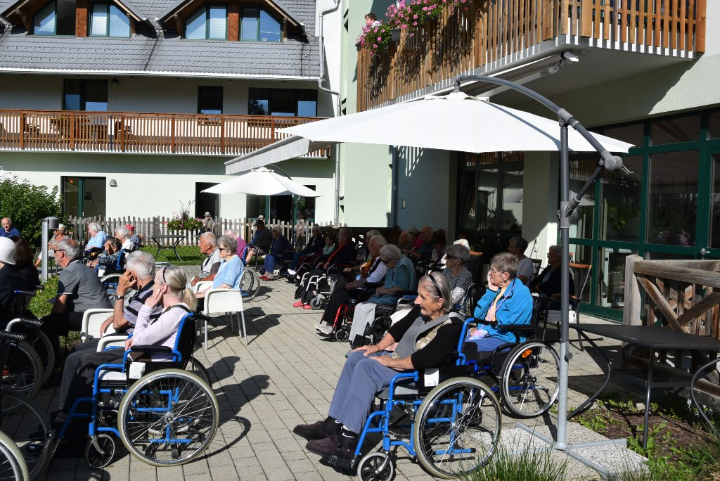 Nastop folklorne skupine Bled