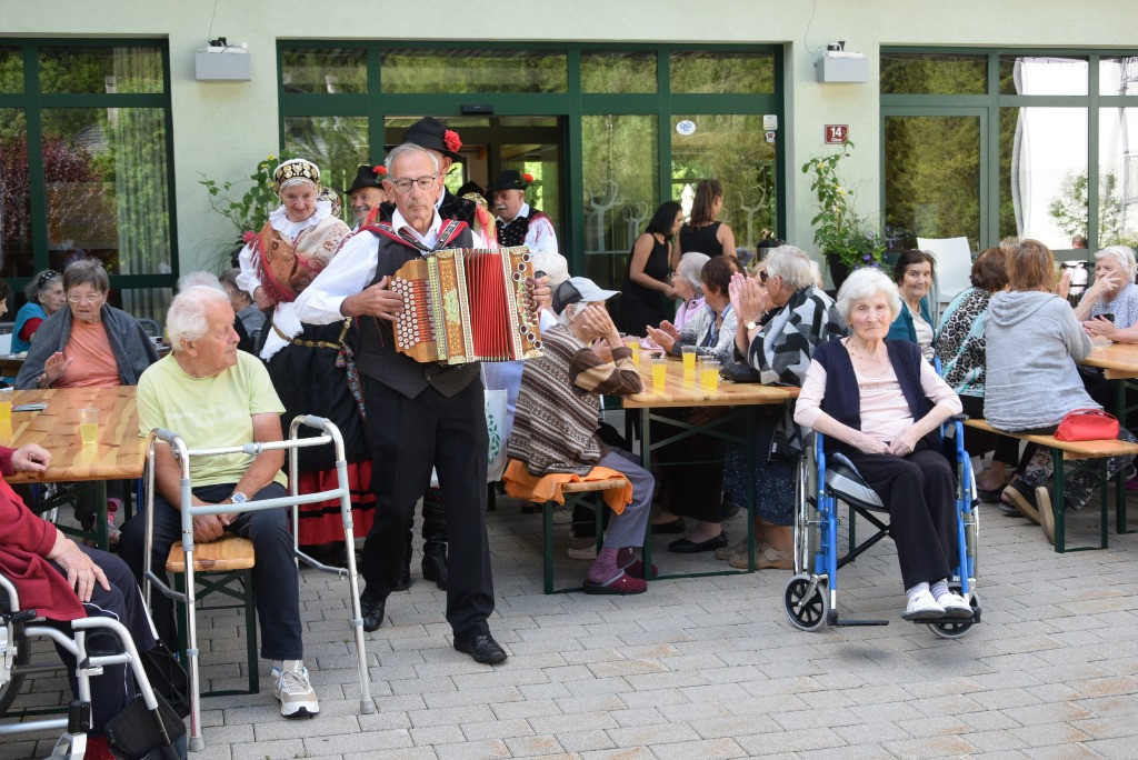 Nastop folklorne skupine KPD Lesce