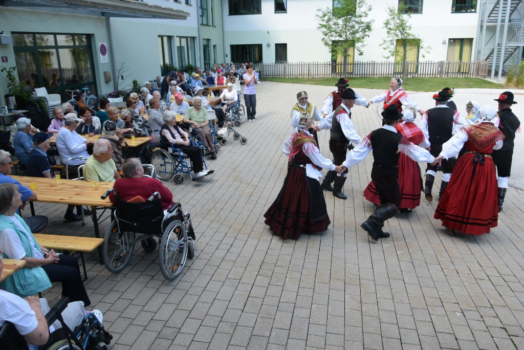 Nastop folklorne skupine KPD Lesce