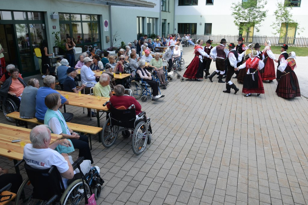 Nastop folklorne skupine KPD Lesce