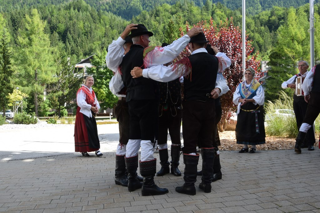 Nastop folklorne skupine KPD Lesce