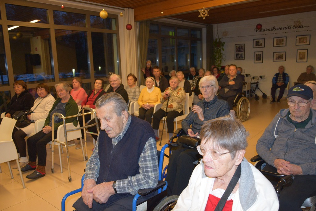 Nastop glasbene šole Jesenice in prižig lučk