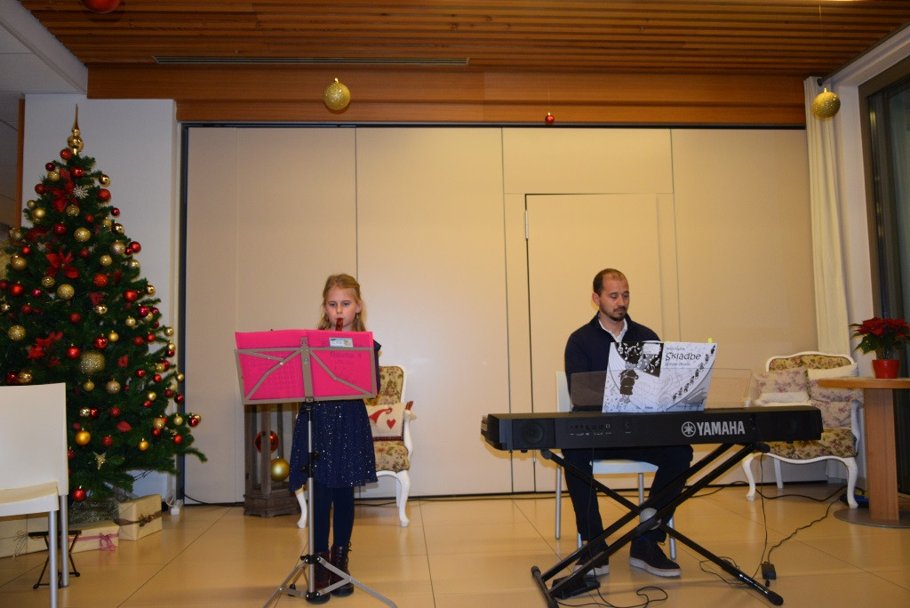 Nastop glasbene šole Jesenice in prižig lučk