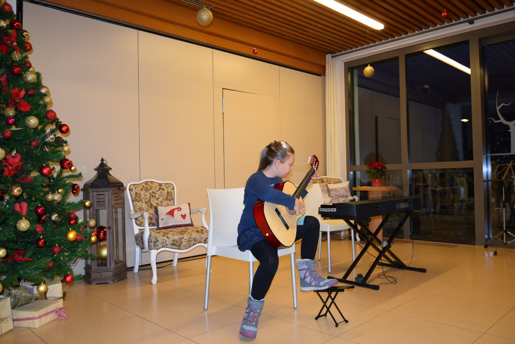 Nastop glasbene šole Jesenice in prižig lučk