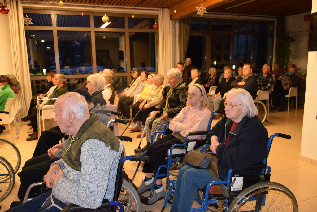 Nastop glasbene šole Jesenice in prižig lučk