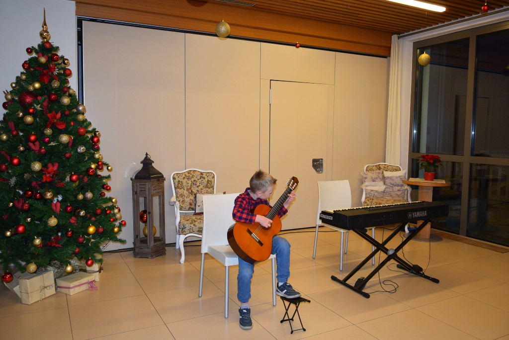 Nastop glasbene šole Jesenice in prižig lučk
