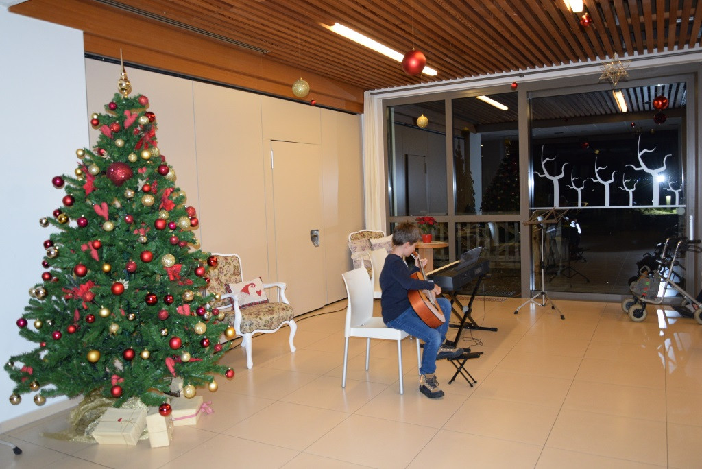 Nastop glasbene šole Jesenice in prižig lučk