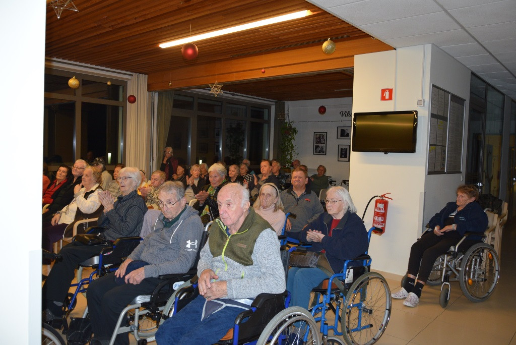 Nastop glasbene šole Jesenice in prižig lučk