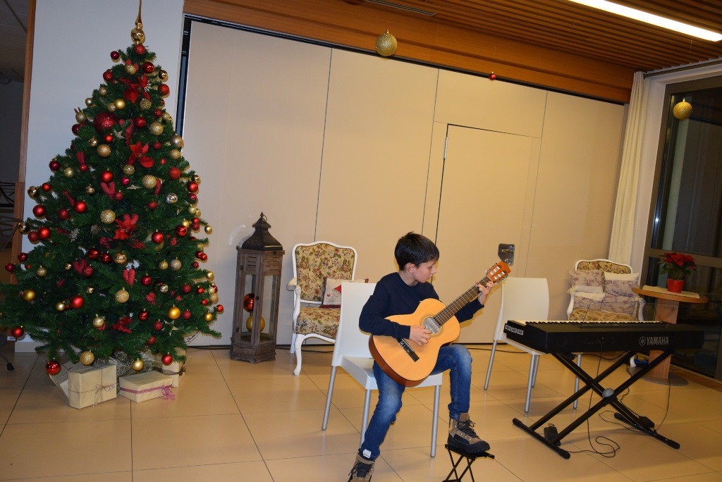 Nastop glasbene šole Jesenice in prižig lučk