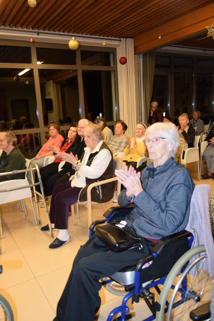Nastop glasbene šole Jesenice in prižig lučk