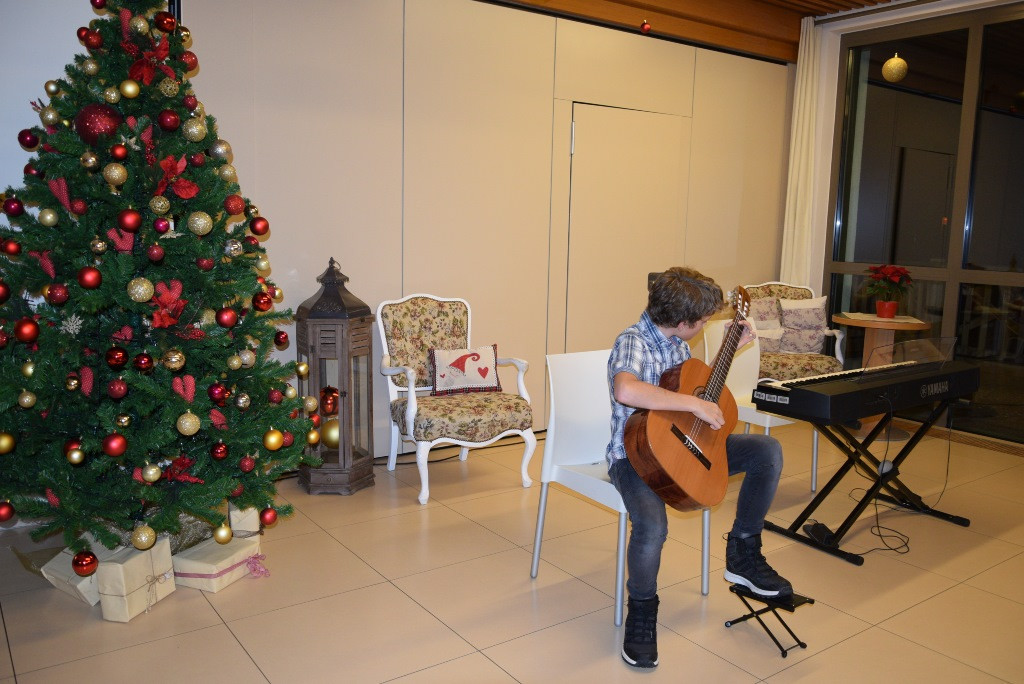 Nastop glasbene šole Jesenice in prižig lučk