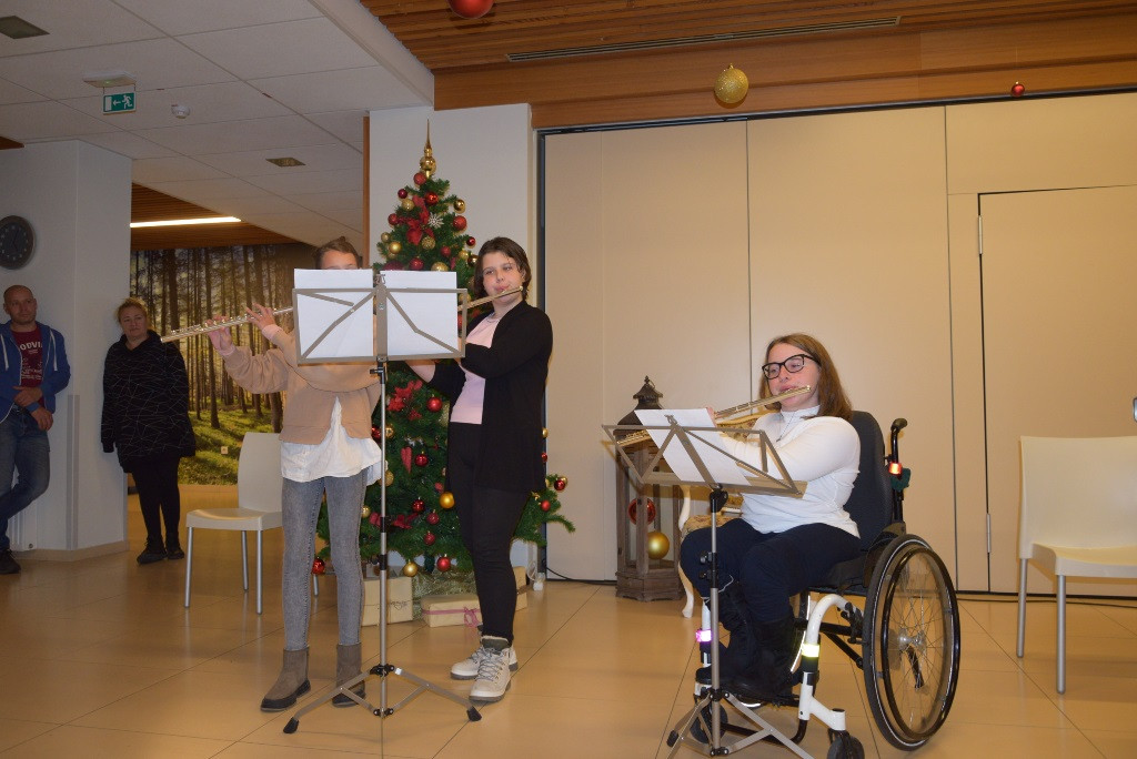 Nastop glasbene šole Jesenice in prižig lučk