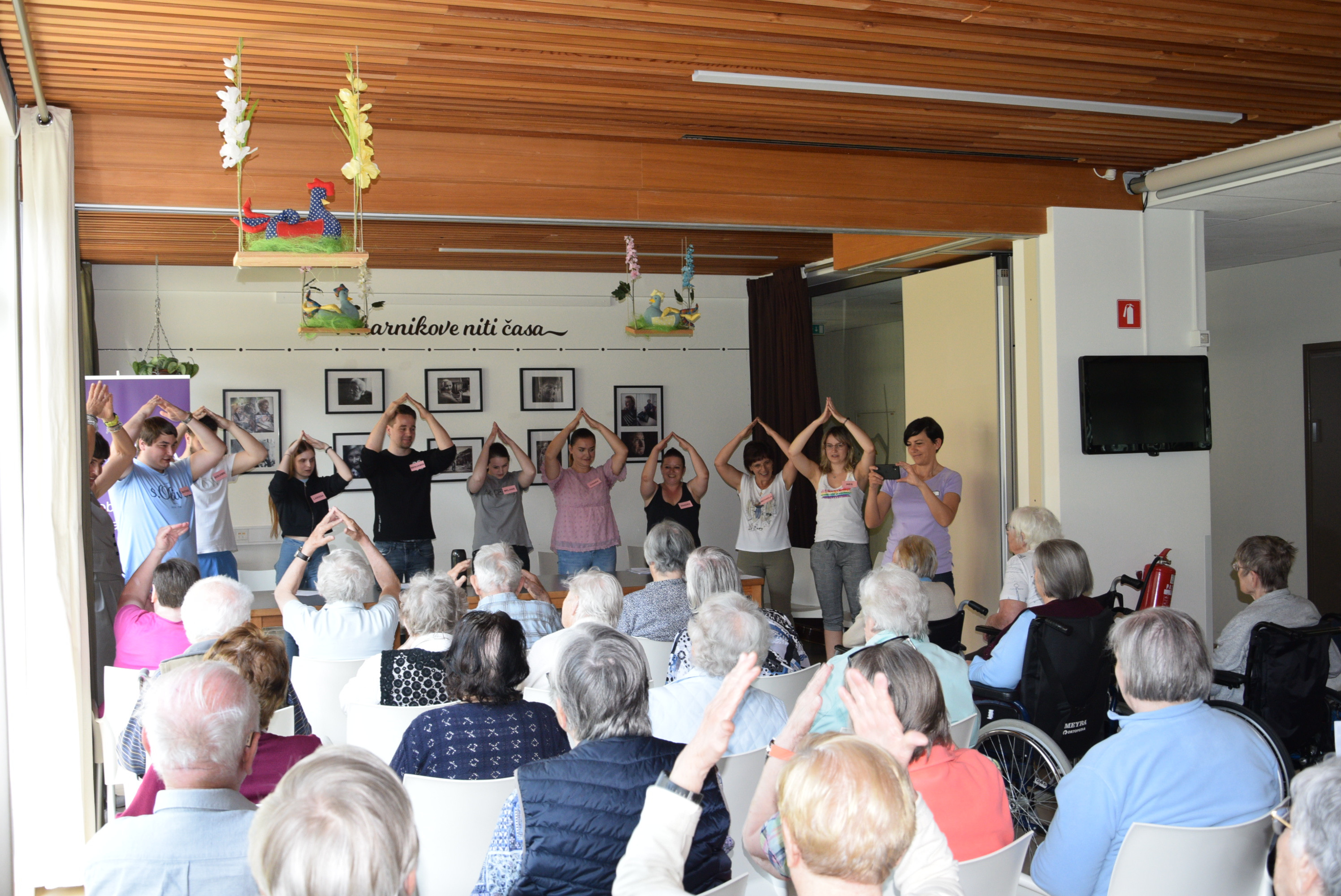 Nastop Koroških študentk v avli