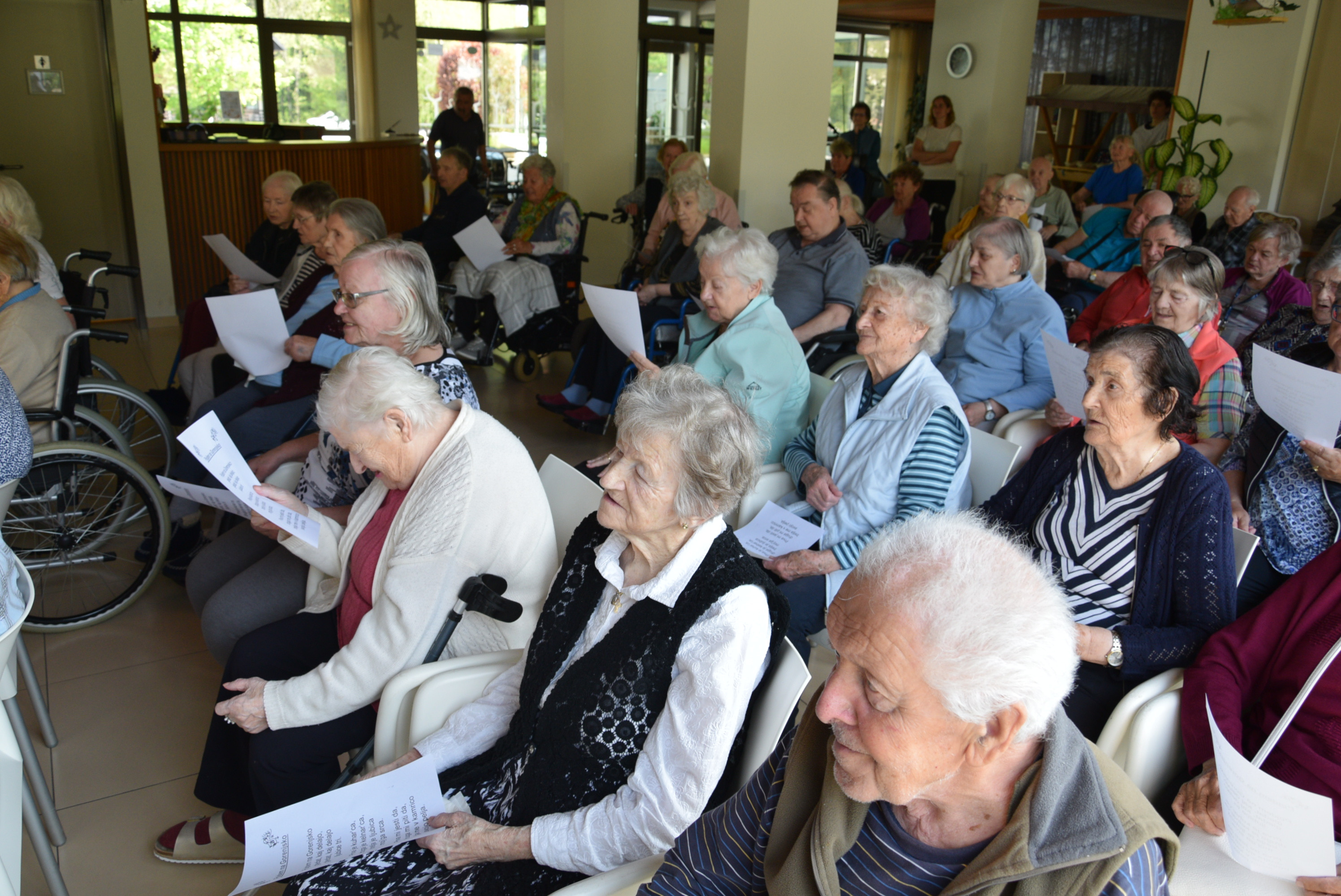 Nastop Koroških študentk v avli