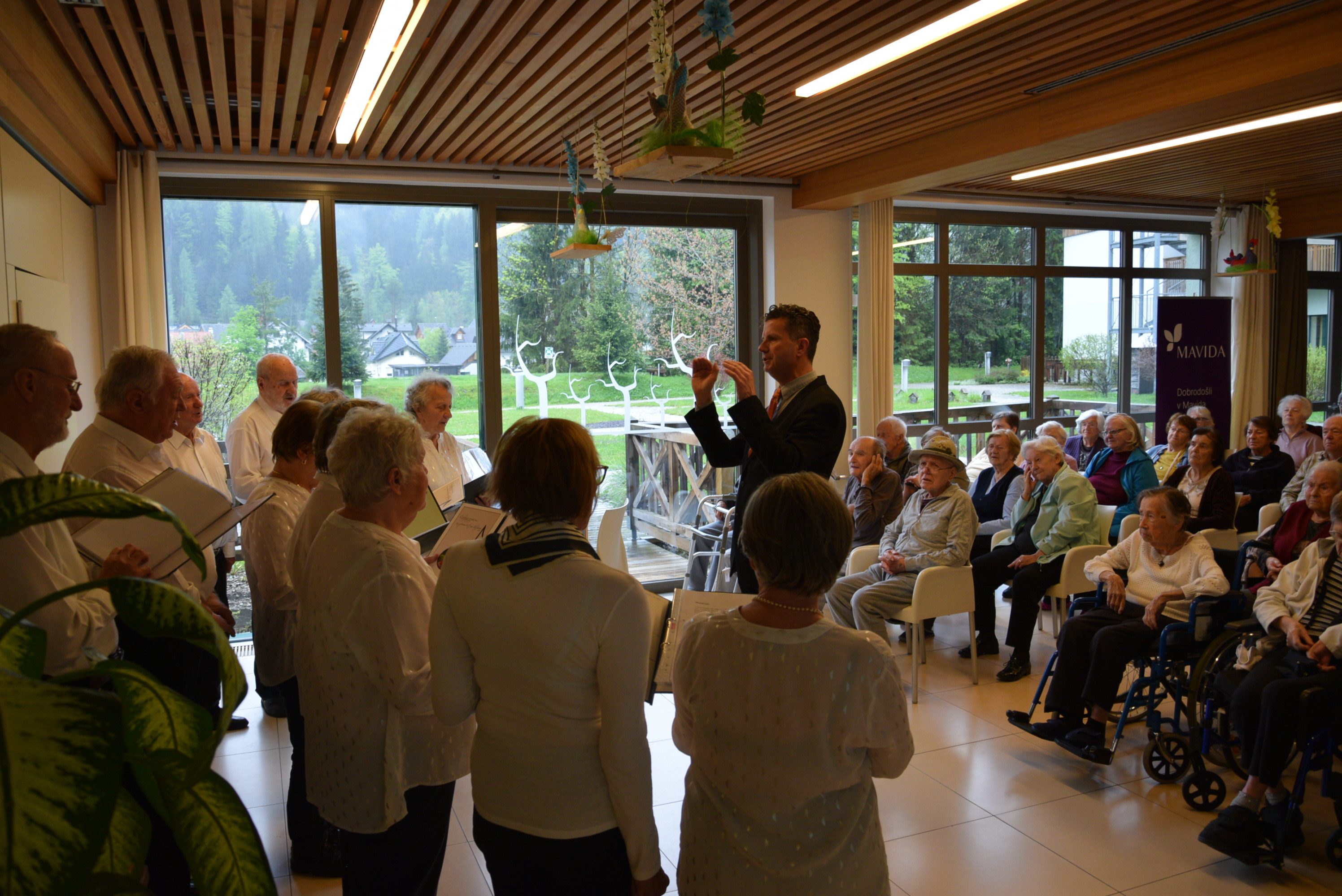 Nastop MZP Odmev v avli