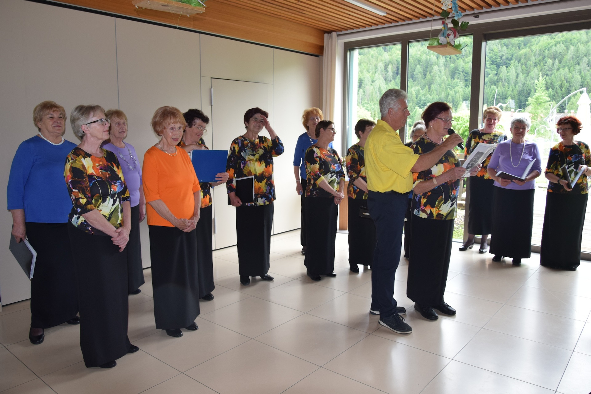 Nastop pevskega zbora Večerna zarja in Coutry plesalk