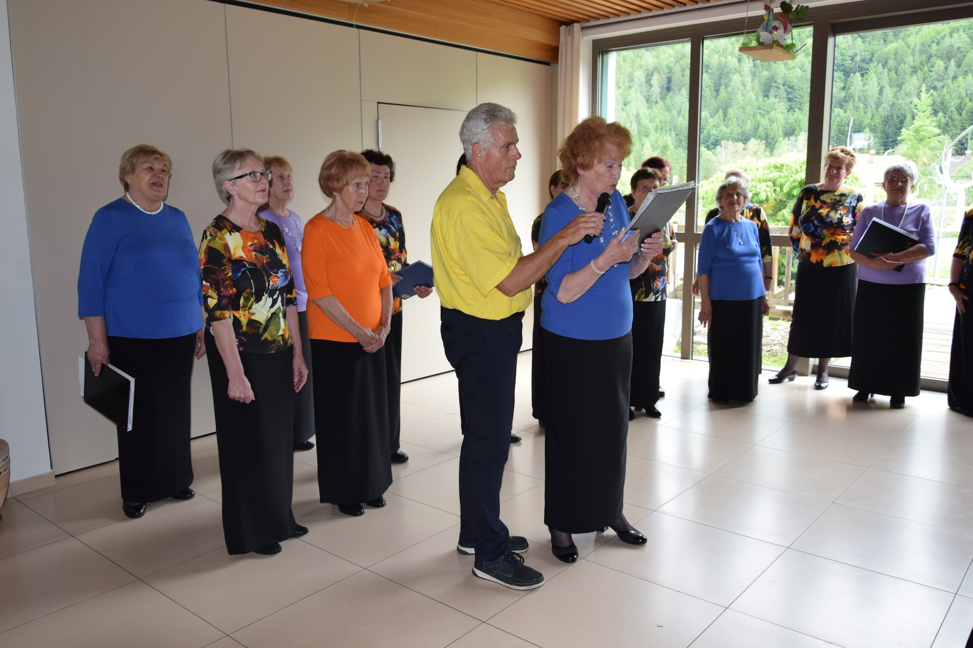 Nastop pevskega zbora Večerna zarja in Coutry plesalk