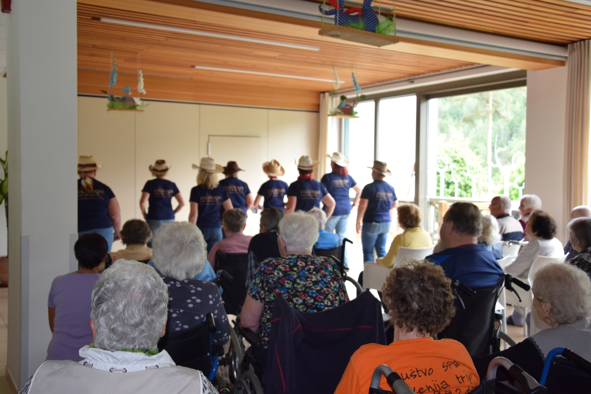 Nastop pevskega zbora Večerna zarja in Coutry plesalk