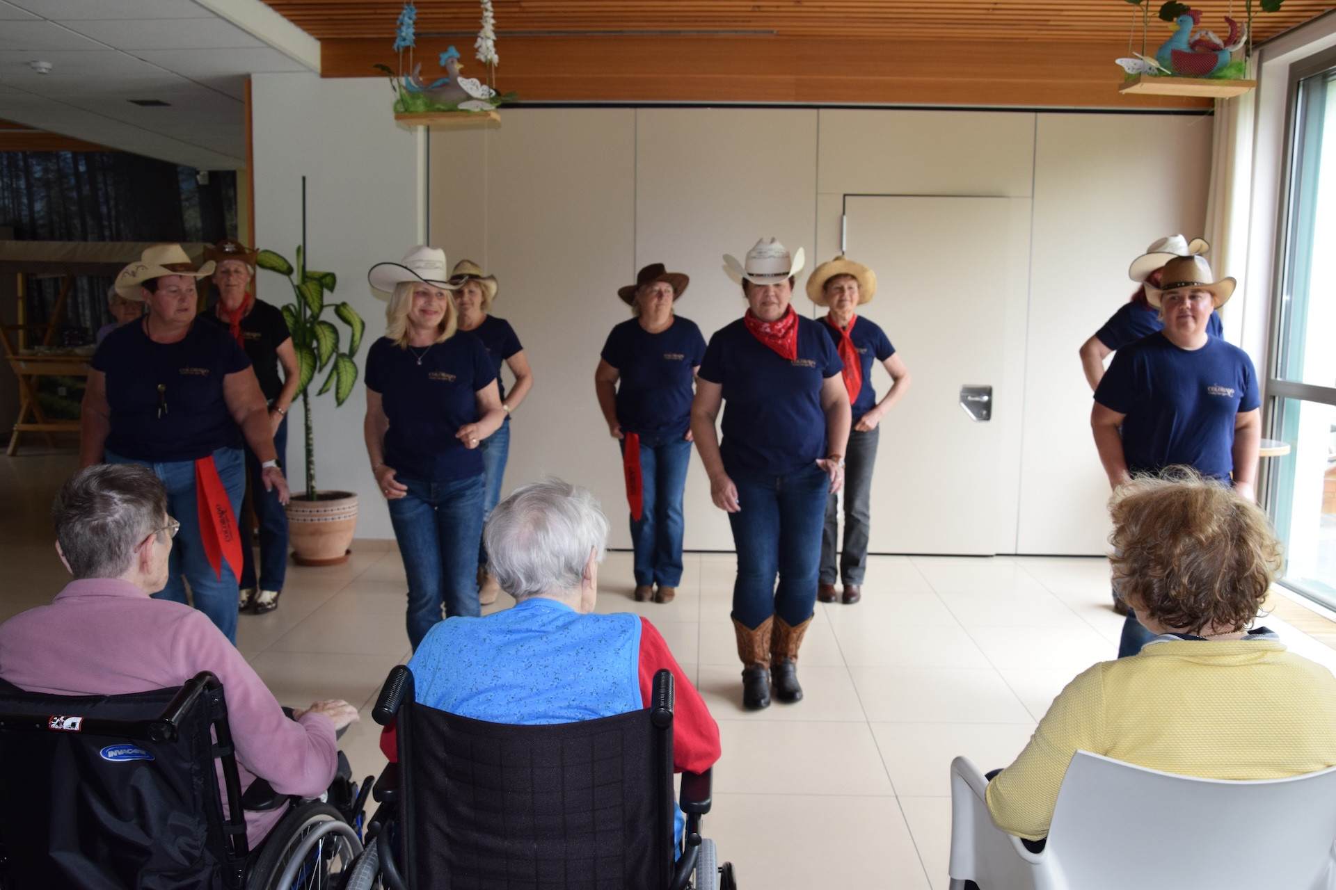 Nastop pevskega zbora Večerna zarja in Coutry plesalk