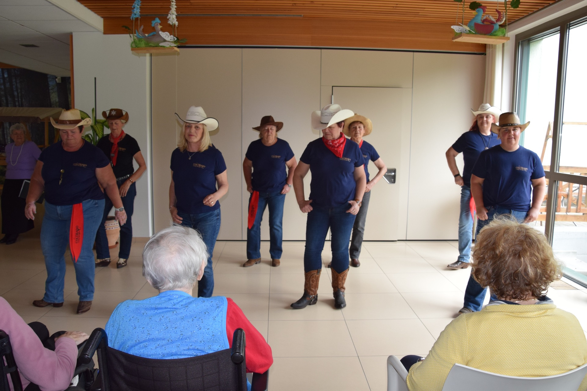 Nastop pevskega zbora Večerna zarja in Coutry plesalk