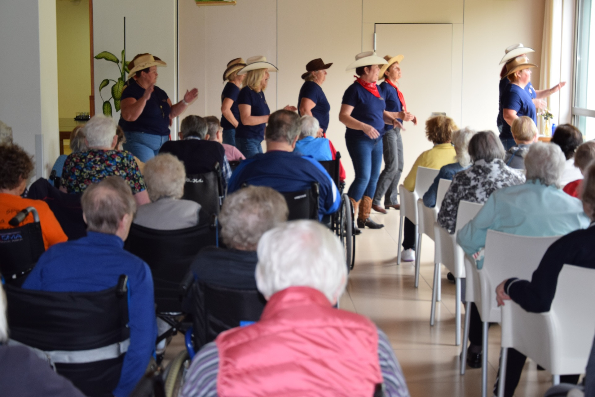 Nastop pevskega zbora Večerna zarja in Coutry plesalk