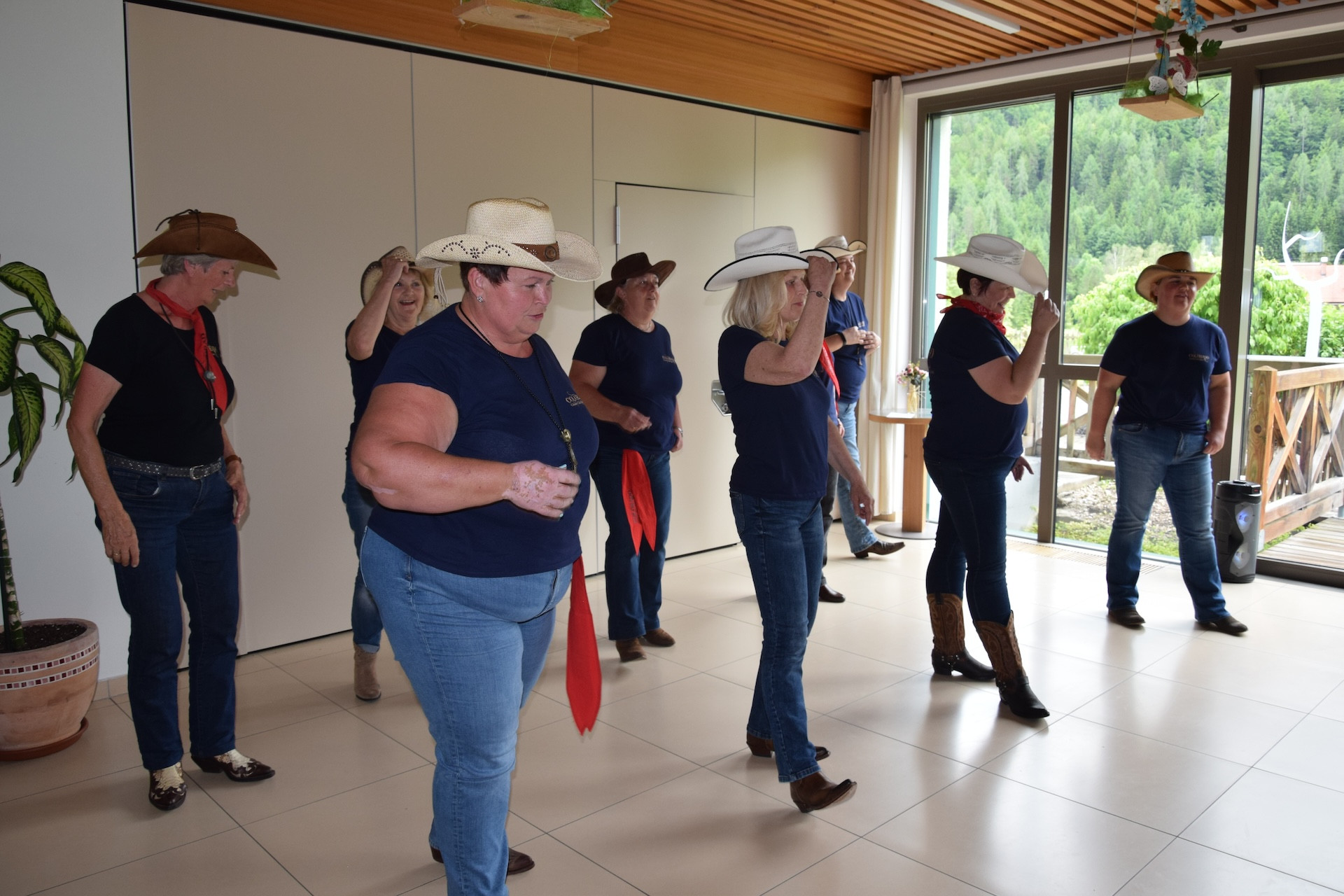 Nastop pevskega zbora Večerna zarja in Coutry plesalk